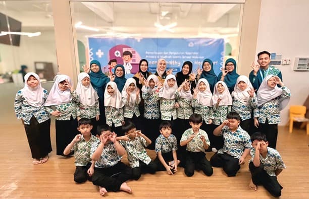 Deteksi Dini Kesehatan Mata, RS Mata Makassar Periksa 222 Peserta Didik Al Madinah Islamic School