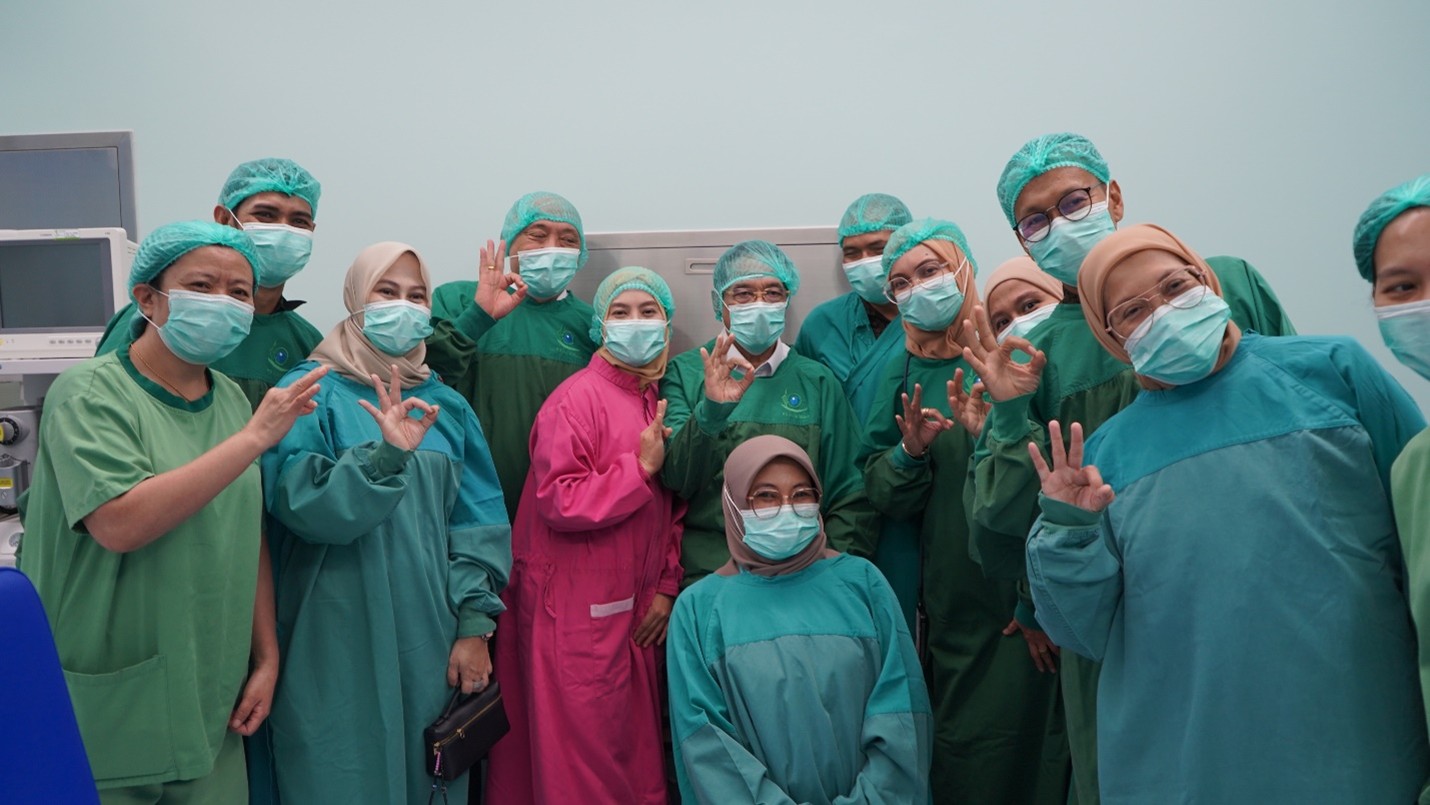Foto bersama Bapak Wakil Menteri Kesehatan dengan petugas operasi RS Mata Makassar